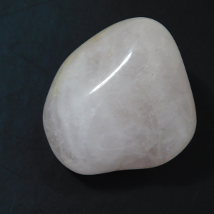CUR-08_Cuarzo_Rosa_Tamboreado_cristales_Escuela_Gelva_2.jpg