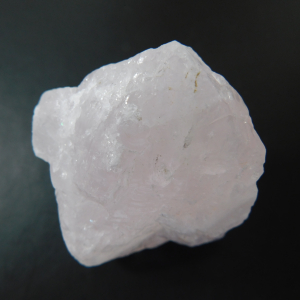 CUR-15_Cuarzo_Rosa_en_Bruto_cristales_Escuela_Gelva_2.jpg