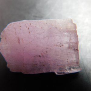 KUN-08_Kunzita_en_Bruto_cristales_Escuela_Gelva_2.jpg