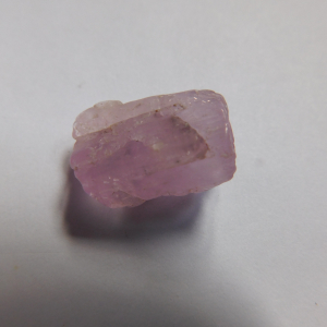KUN-09_Kunzita_en_Bruto_cristales_Escuela_Gelva_2.jpg