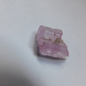 KUN-10_Kunzita_en_Bruto_cristales_Escuela_Gelva_2.jpg