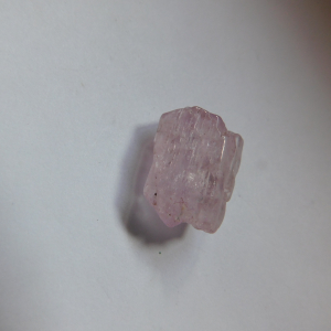 KUN-13_Kunzita_en_Bruto_cristales_Escuela_Gelva_2.jpg