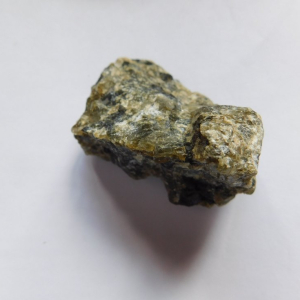 LAB-07_Labradorita_en_Bruto_cristales_Escuela_Gelva_2.jpg