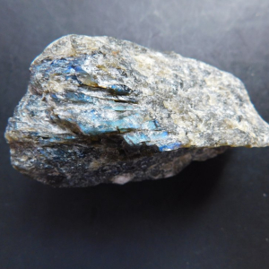 LAB-10_Labradorita_en_Bruto_cristales_Escuela_Gelva_2.jpg