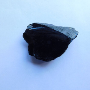 OBS-05_Obsidiana_en_Bruto_cristales_Escuela_Gelva_2.jpg