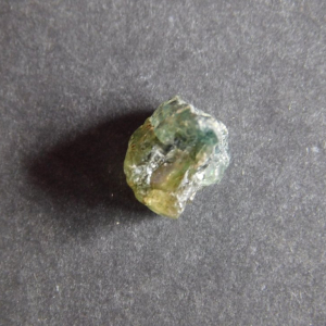 TMV-01_Turmalina_verde_en_bruto_cristales_Escuela_Gelva_2.jpg
