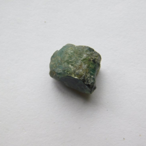 TMV-02_Turmalina_verde_en_bruto_cristales_Escuela_Gelva_2.jpg