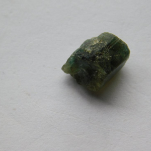 Turmalina verde en bruto TMV-04
