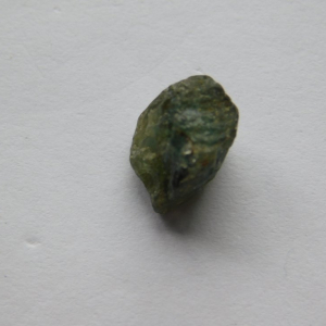 TMV-04_Turmalina_verde_en_bruto_cristales_Escuela_Gelva_2.jpg
